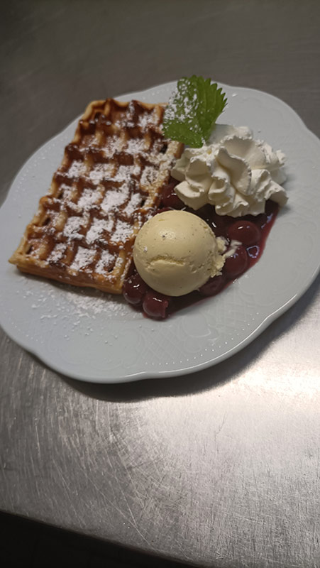 Waffel mit Sahne und Eis