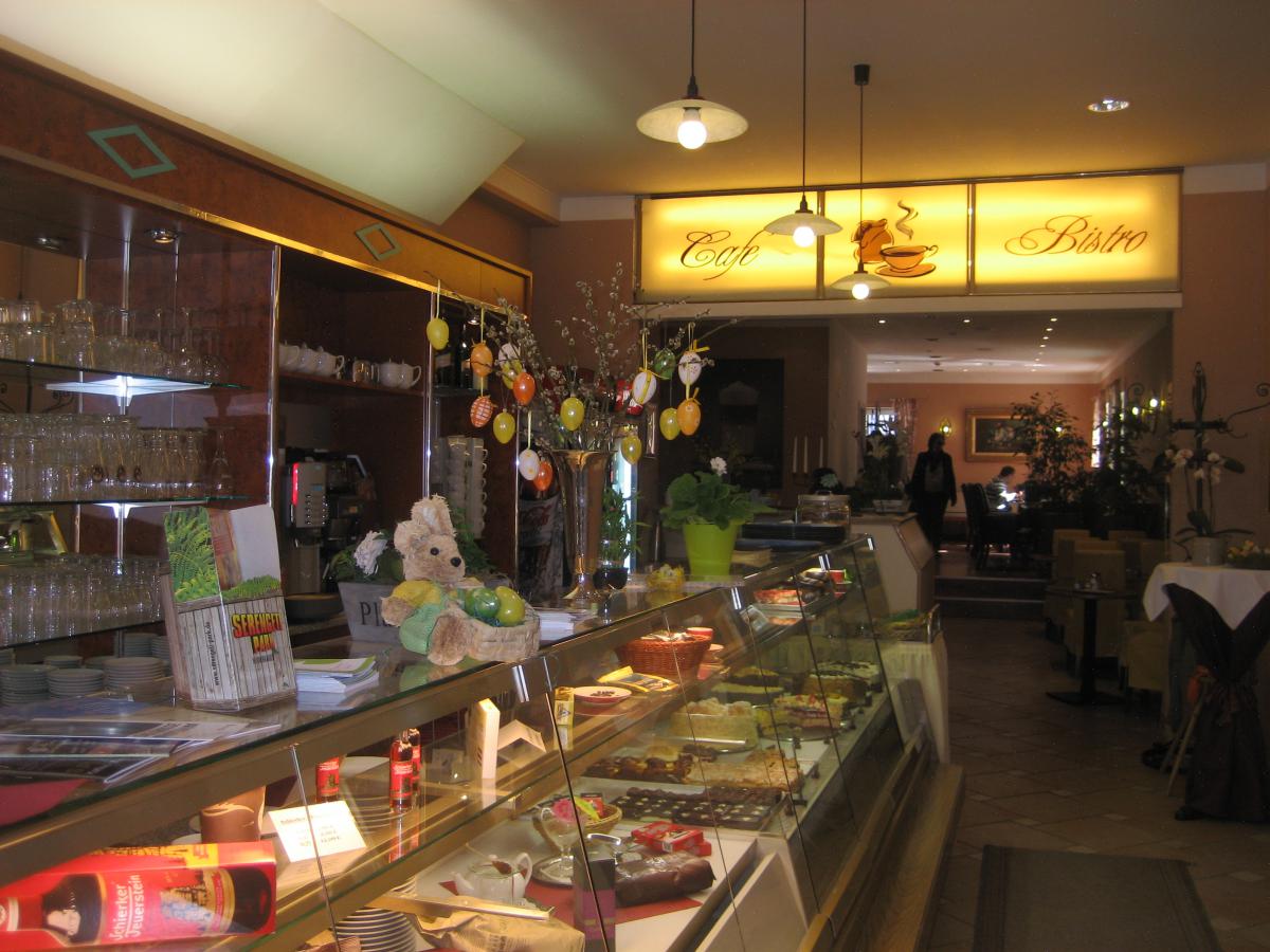 Theke mit Kuchenvitrine