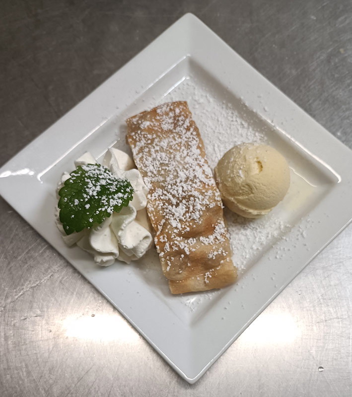 Apfelstrudel mit Eis